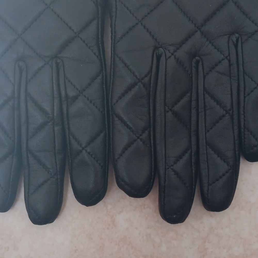 Kate Spade leather quilted gloves.Small - Picture 3 of 10